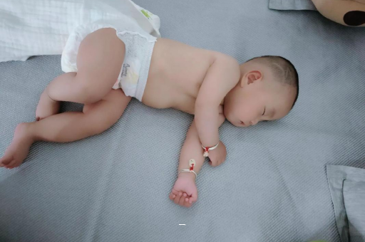 供卵试管代怀生子费用宝宝脸上有白色斑块